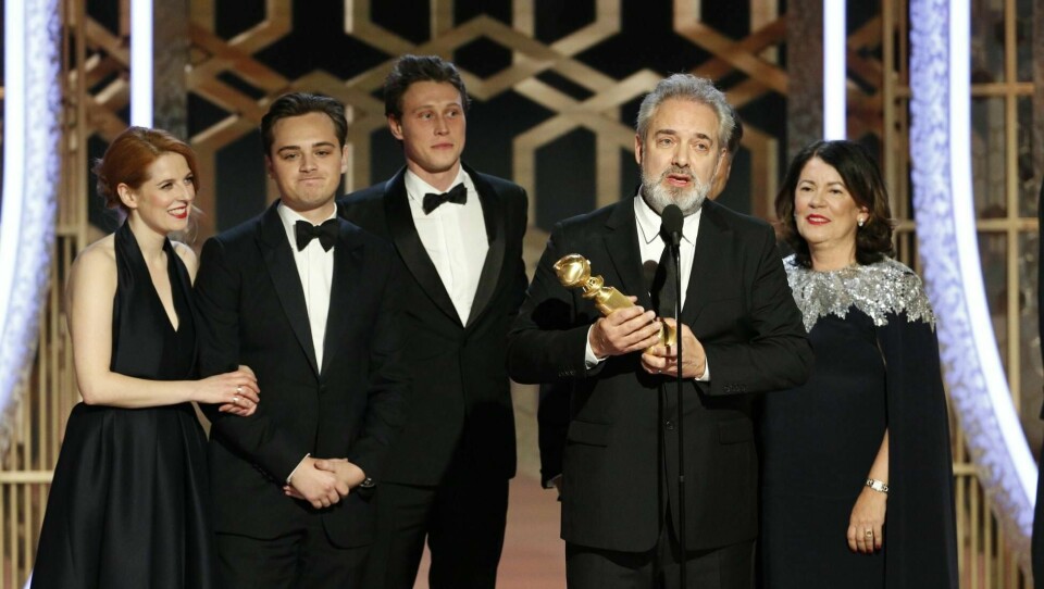 Sam Mendes dedikerte filmen «1917» til bestefaren da han vant prisen for beste regissør.