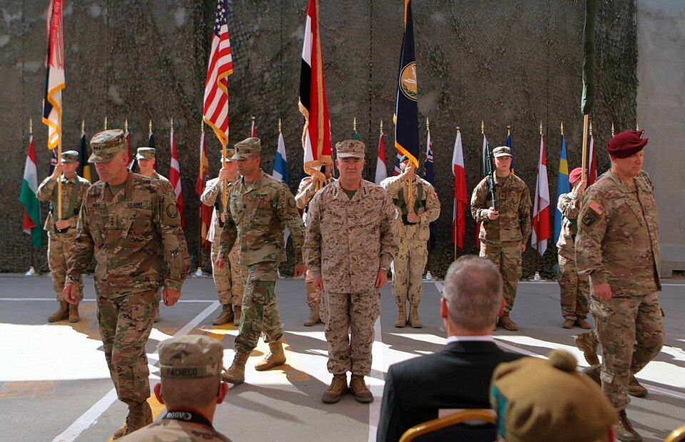 Iraks folkevalgte krever at landets regjering må kaste ut den USA-ledede militærkoalisjonen som er i landet. Dette bildet fra september viser amerikansk befal under en seremoni på en militærbase i Bagdad.