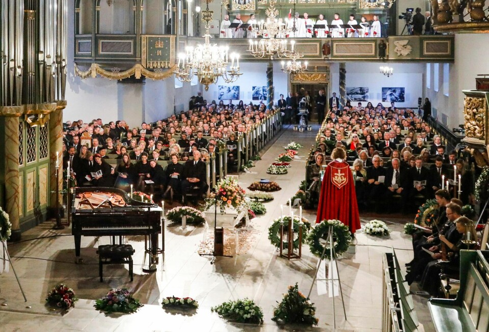 Ari Behn ble bisatt fra Oslo domkirke fredag. Til sammen fulgte nesten 600.000 seere TV-overføringen.