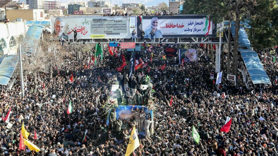 Den iranske generalen Qasem Soleimani, som USA likviderte i et droneangrep, ble tirsdag begravet i hjembyen Kerman. Flere titalls mennesker ble tråkket ihjel.