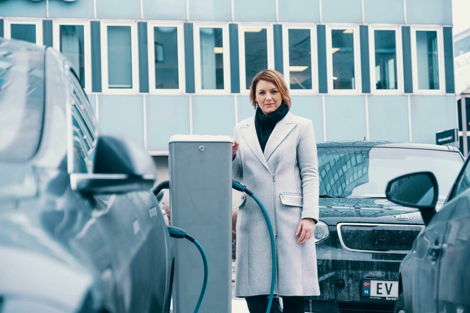 Generalsekretær i Ebilforeningen Christina Bu mener elbiler mister en viktig konkurransefordel når bompengene dobles i år samtidig som at mange bensin- og dieselbiler fikk lavere bompenger i fjor. Generalsekretær i Ebilforeningen Christina Bu mener elbiler mister en viktig konkurransefordel når bompengene dobles i år samtidig som at mange bensin- og dieselbiler fikk lavere bompenger i fjor.