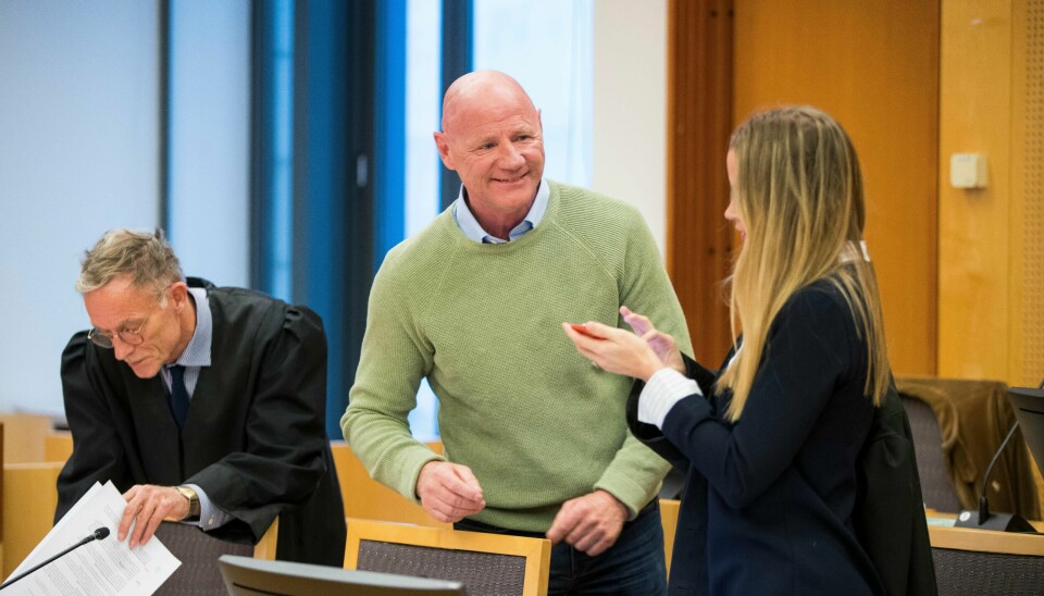 Da Jan Erik «Jannik» Iversen ble dømt for grov utpressing mot Kjell Inge Røkke i fjor, ble det besluttet å vurdere videre etterforskningsskritt. Her er han flankert av sine to forsvarere, advokatene Benedict de Vibe og Kaja de Vibe Malling.