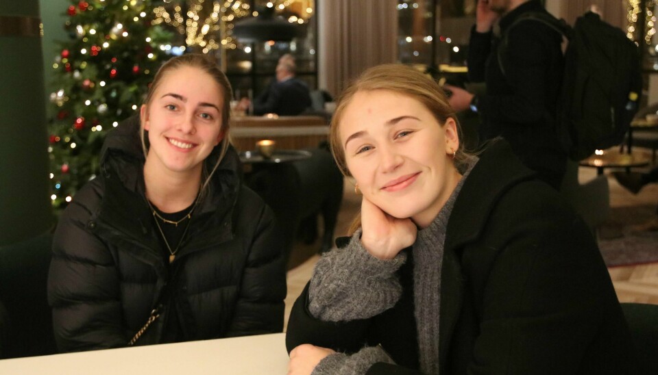 Elena Halseth Rannestad (20) (t.h.) og Rikke Brattaas (20) var ved godt mot da RA møtte dem på Radisson Blu Atlantic Hotel tirsdag kveld.