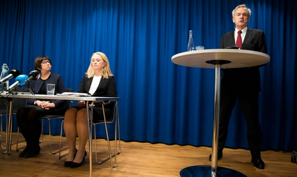 Trygdesaken ble kjent 28. oktober i fjor under en pressekonferanse med Nav-direktør Sigrun Vågeng (f.v.), arbeids- og sosialminister Anniken Hauglie (H) og daværende riksadvokat Tor-Aksel Busch. Busch skal spørres ut om saken under høringen torsdag. Hauglie spørres ut fredag.