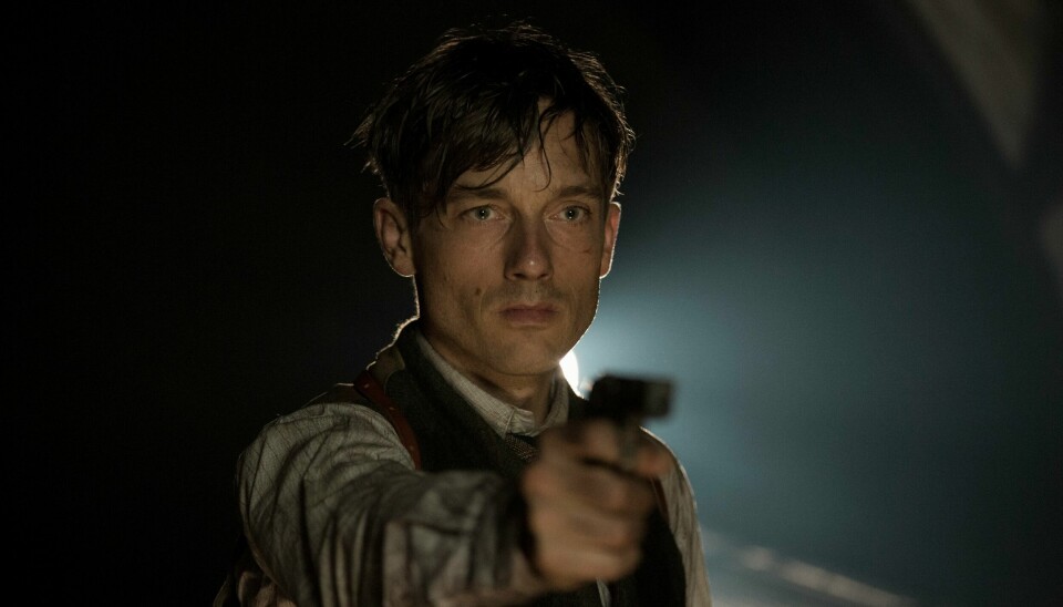 Politiinspektør Gereon Rath (Volker Bruch) kom på sporet av en voksende høyreekstrem bevegelse i sesong tre av «Babylon Berlin». De fortsetter frammarsjen i sesong fire av serien, som pågår i 1930. Politiinspektør Gereon Rath (Volker Bruch) kommer på sporet av en voksende høyreekstrem bevegelse i sesong tre av «Babylon Berlin». Som er en av de siste årenes beste serier på NRK.