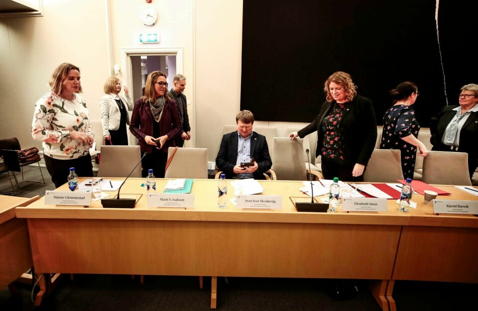 Hanne Glemmestad, Marit S. Isaksen og Sven Ivar Skodjevåg fra Fellesoganisasjonen, Norsk Tjenestemannslag v/leder for NTL NAV Elisabeth Steen og forbundsleder Kjersti Barsok under høringen til kontroll- og konstitusjonskomiteen åpne høring. Redegjørelse av arbeids- og sosialministeren om praktiseringen av EUs trygdeforordning.