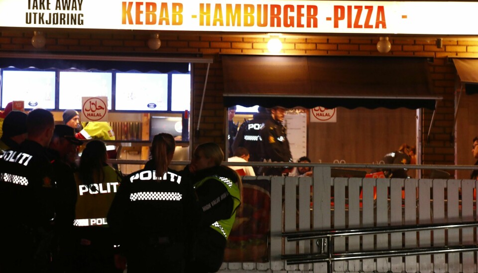 Politiet meldte om skytingen i Prinsdal, ved Prinsdal Grill, på Twitter klokka 0.11 natt til lørdag. Rundt 20 minutter etterpå kom opplysningen om at ytterligere én person var skadd, vedkommende har knivskader på kroppen.