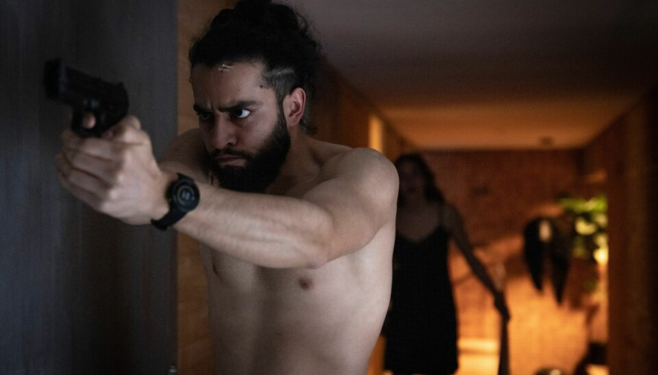 En politimann innhentes av fortida når han blir satt til å etterforske en kriminell gjeng på Oslo øst i «Blodsbrødre», også kjent som «Gangs of Oslo» på Netflix. En politimann innhentes av fortida når han blir satt til å etterforske en kriminell gjeng på Oslo øst i «Blodsbrødre»