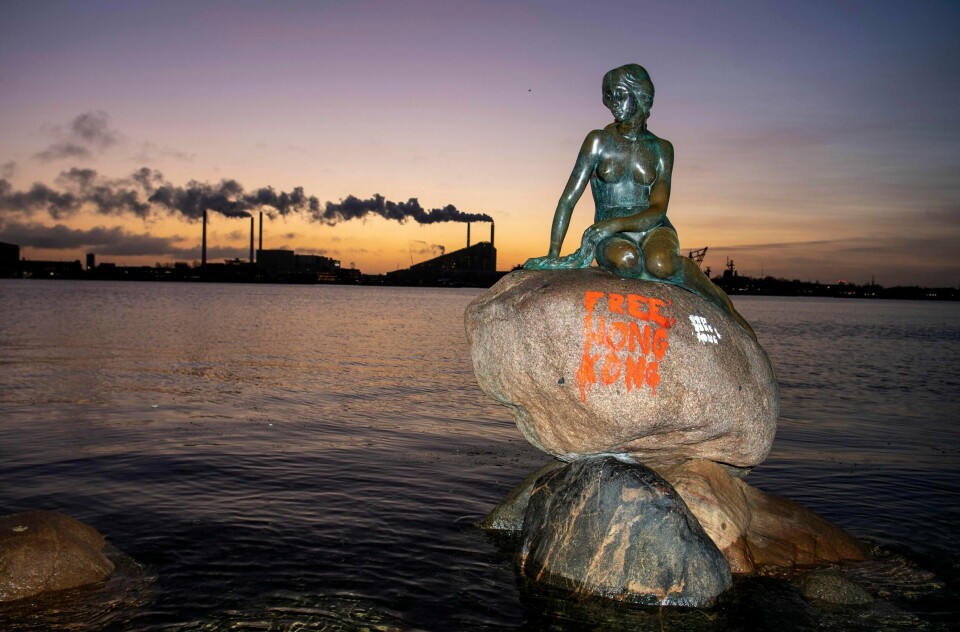 «Den Lille Havfrue» har blitt utsatt for hærverk igjen, denne gang er det malt graffiti på steinen hun sitter på, med ordlyden «Free Hong Kong».