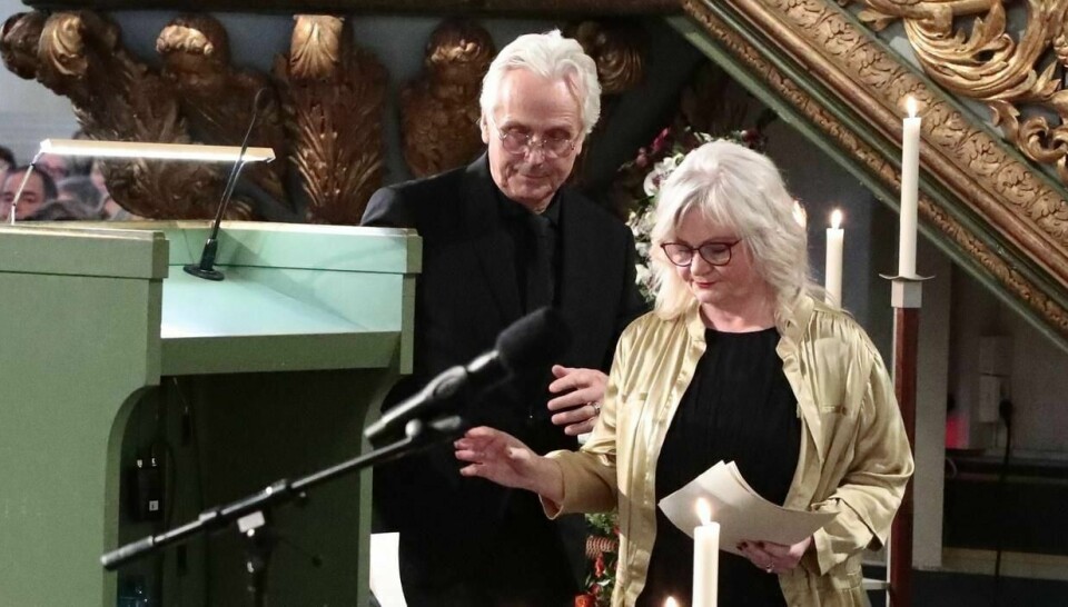 Ari Behns mor og far, Marianne Behn og Olav Bjørshol, under bisettelsen i Oslo domkirke.
