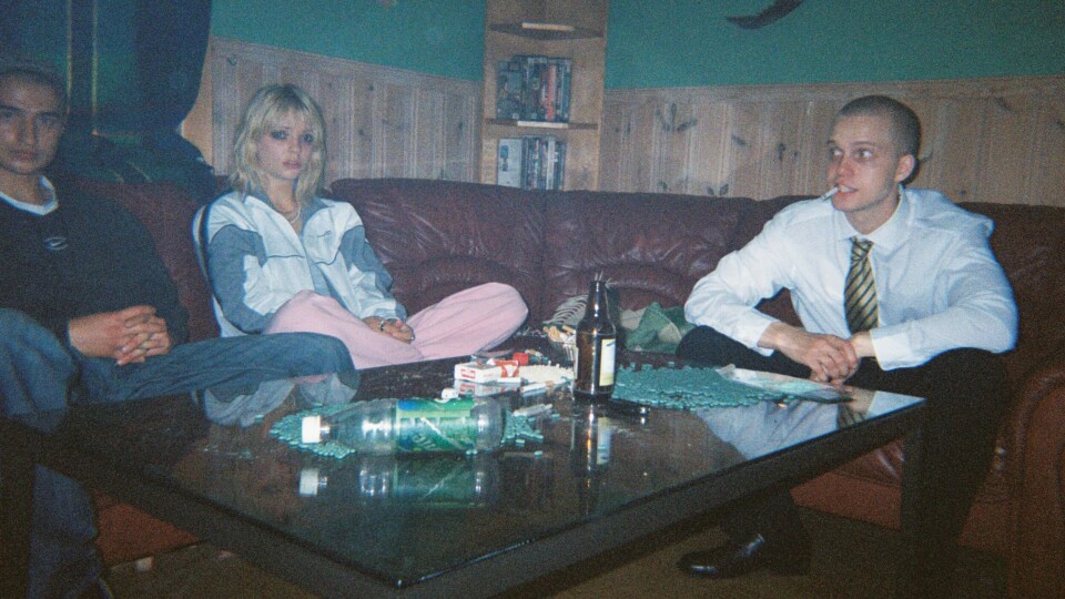 17 år gamle Tommy (Kristian Repshus) til høyre med vennene han kanskje skulle holdt seg unna - Pål Pot ((Martin Øvrevik) og Monica Tatærn (Lea Myren). 17 år gamle Tommy (Kristian Repshus) til høyre med vennene han kanskje skulle holdt seg unna - Pål Pot ((Martin Øvrevik) og Monica Tatærn (Lea Myren).