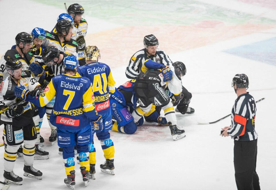 Storhamar-Oilers ble en skikkelig krig på isen. Stygt var det også tidvis. Foto: Terje Pedersen / NTB scanpix Hamar 20200112. En kamp med mye slossing og utvisninger under kampen mellom Storhamar og Stavanger Oilers.Foto: Terje Pedersen / NTB scanpix