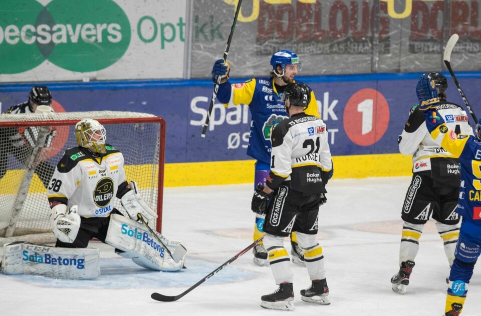 Storhamars Matthew Paul Prapavessis scorer det andre målet til Storhamar under kampen mellom Storhamar og Stavanger Oilers. Foto: Terje Pedersen / NTB scanpix
