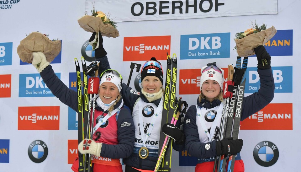 Tiril Eckhoff (t.v.), vinner Kaisa Makarainen og treer Marte Olsbu Røiseland etter søndagens fellesstart.