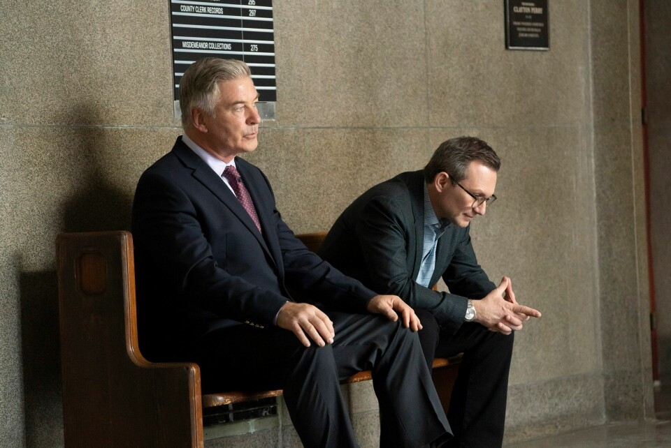 Alec Baldwin og Christian Slater har hovedrollene som kirurgene Robert Henderson og Randall Kirby i et sant legedrama som gjør inntrykk. Alec Baldwin og Christian Slater har hovedrollene som kirurgene Robert Henderson og Randall Kirby i et sant legedrama som gjør inntrykk.