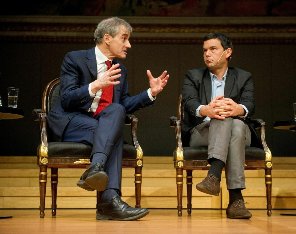 Ap-leder Jonas Gahr Støre og den franske økonomen Thomas Piketty i samtale. Pikettys nye bok viser at sosialdemokratiske parti jakter middelklassen heller enn arbeiderklassen. Foto: Jon Olav Nesvold/NTB scanpix