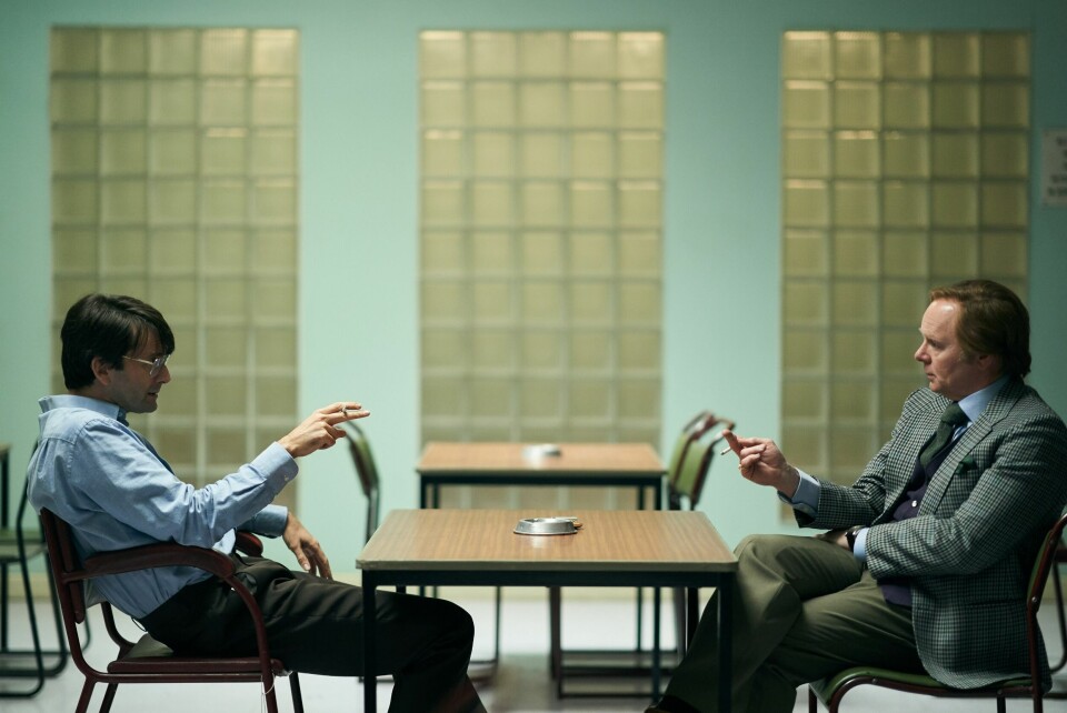 Dennis «Des» Nilsen spilles av den alltid gode David Tennant. Her med Jason Watkins som forfatteren som skrev en bok om ham. Dennis «Des» Nilsen spilles av den alltid gode David Tennant. Her med Jason Watkins som forfatteren som skrev en bok om ham.