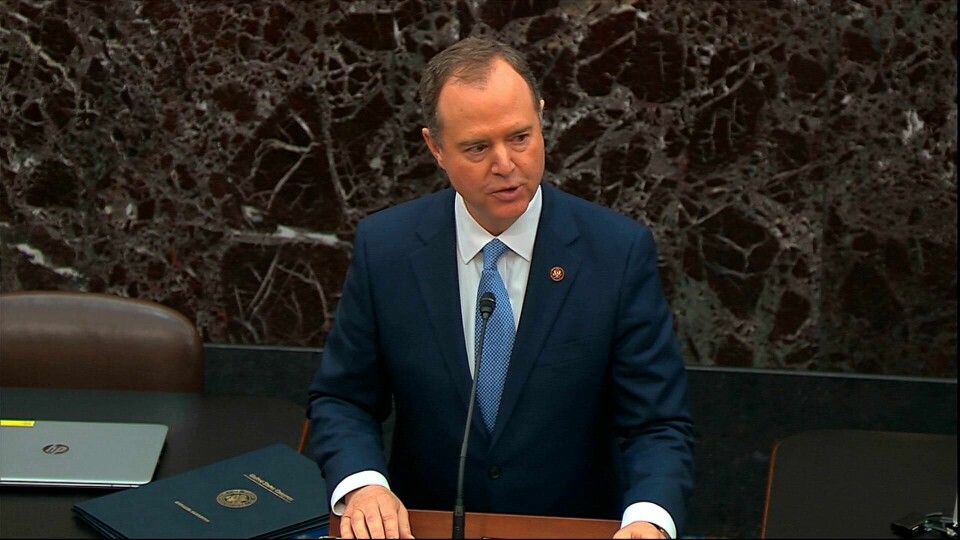 Lederen for etterretningskomiteen i Representantenes hus, demokraten Adam Schiff, på talerstolen under innledningen av riksrettssaken mot Donald Trump i Senatet.