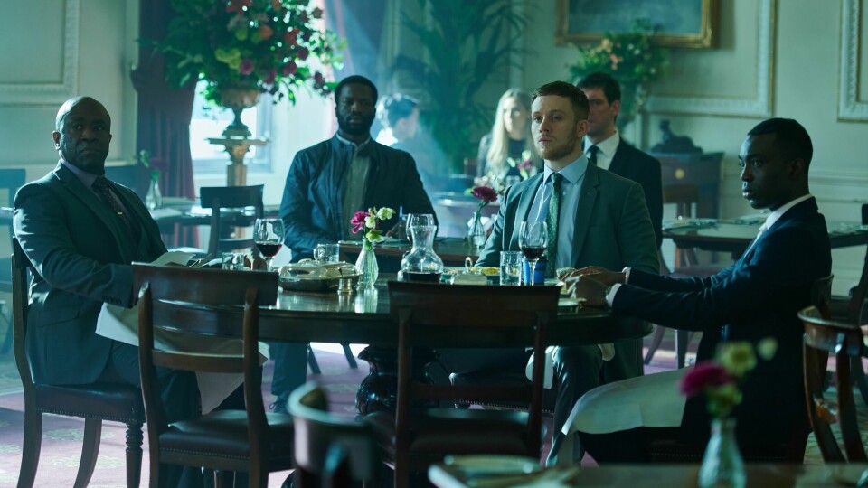 Londons mektigste gangsterfamilier braker sammen til kamp i denne heftige serien. Sesong to er underveis! Londons mektigste gangsterfamilier braker sammen til kamp i denne heftige serien. Sesong to er underveis!
