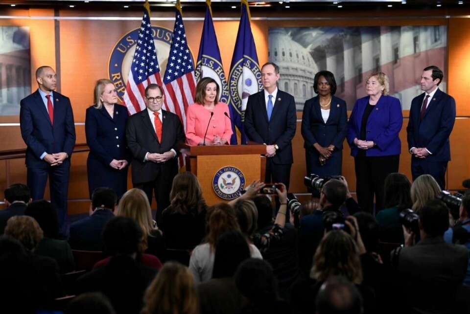 Lederen for Representantenes hus, Nancy Pelosi (i midten), presenterte onsdag de sju demokratene som skal føre riksrettssaken mot president Donald Trump. De er (f.v.) Hakeem Jeffries, Sylvia Garcia, Jerrold Nadler, Adam Schiff, Val Demings, Zoe Lofgren og Jason Crow. De er alle demokrater innvalgt i Representantenes hus, og alle har juridisk bakgrunn.
