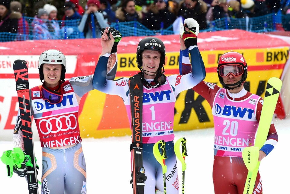 Henrik Kristoffersen (til venstre) måtte nøye seg med en 2.-plass i slalåmrennet søndag. Han endte bak franske Clement Noel (i midten). Russiske Aleksandr Khorosjilov ble nummer tre. Foto: Marco Tacca / AP / NTB scanpix