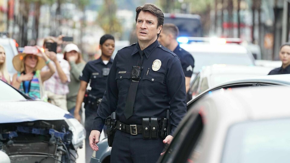 John Nolan, John Nolan, (spilt av Nathan Fillion, han fra «Castle» og «Firefly» nyutdannet politimann i Los Angeles, kan bruke vidd og livserfaring der kollegaene har mer å by i kondis og raske reflekser.