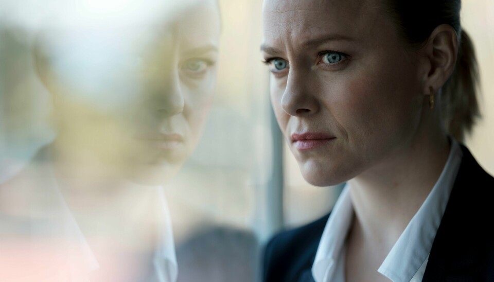 Ingrid Bolsø Berdal har hovedrollen som varsleren som får mektige krefter på nakken i denne TV 2-serien. Ingrid Bolsø Berdal har hovedrollen som varsleren som får mektige krefter på nakken i denne TV 2-serien.