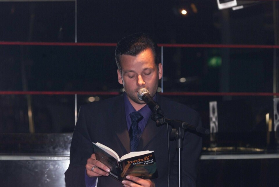 En ung Ari Behn leser fra sin debutbok, novellesamlingen 'Trist som faen'. Den utkom på Kolon i 1999, og er nå oppe i sitt niende opplag.