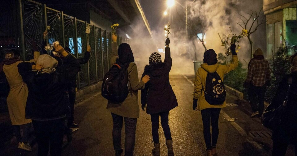 Mens Midtøsten forhåpentlig har startet sin lange ferd mot politiske reformer, ser en motsatte trender i Europa. Bilder viser protester i Irans hovedstad Teheran. Foto: AFP/NTB scanpix