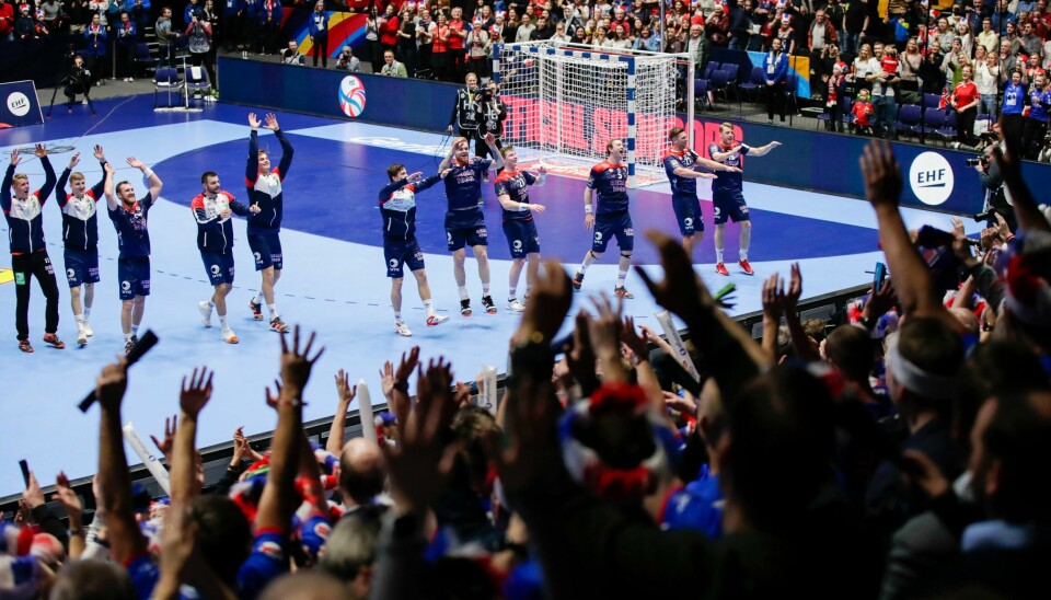 Norge vant alle sine tre kamper i Trondheim Spektrum. Her takker de publikum etter seieren over Portugal.