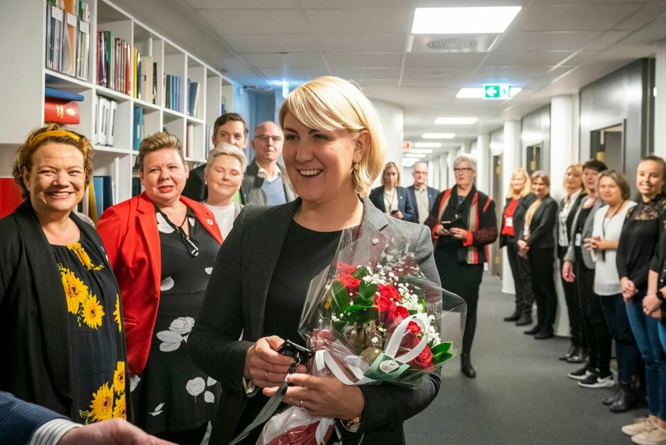 Ny fylkesrådsleder Tonje Brenna mottok blomster og nøkkel til sitt nye kontor tirsdag denne uka. Det nye fylkesrådet har helt siden valget sagt at deres viktigste sak er å nedlegge seg selv. Frps uttreden fra regjeringen kan være til god hjelp i dette arbeidet. Foto: Heiko Junge/NTB scanpix