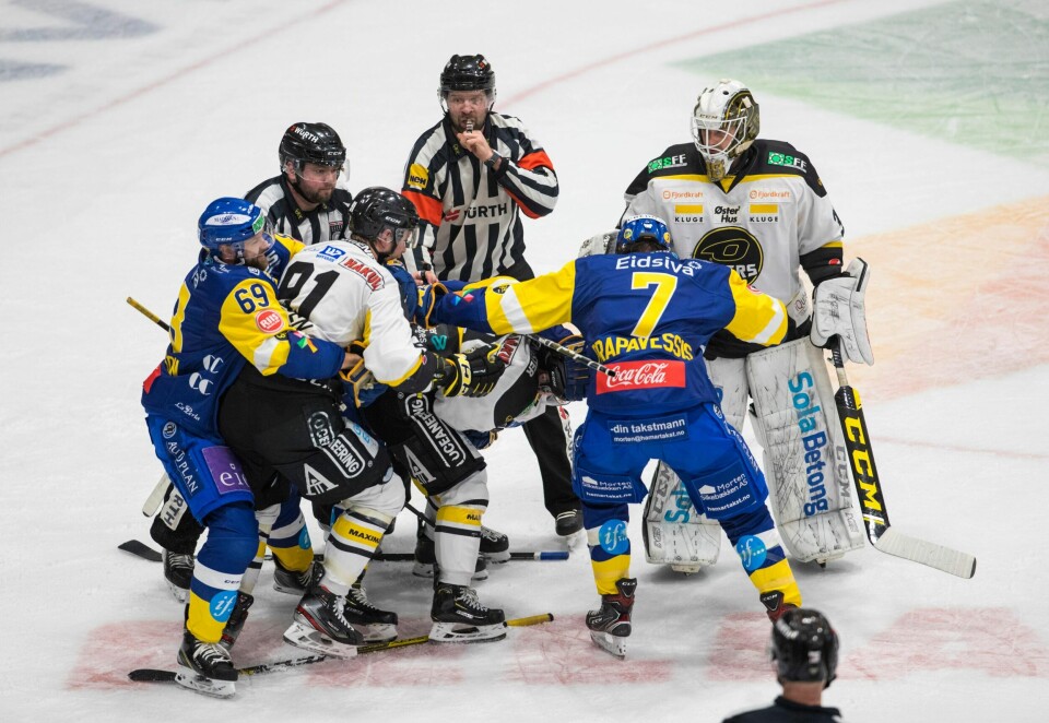 Det kokte godt da Oilers i praksis avgjorde Get-ligaen ved å slå Storhamar på borteis. Hjemmelaget spilte hardt og konsekvensen ble mannefall i Oilers førsterekke. Lagene skal møtes igjen om noen uker og det er allerede ymtet frampå om hevn. Foto: Terje Pedersen / NTB scanpix