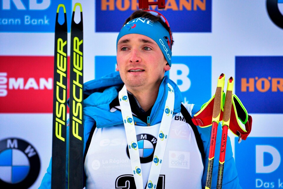 Fabien Claude på seierspallen i Pokljuka torsdag.