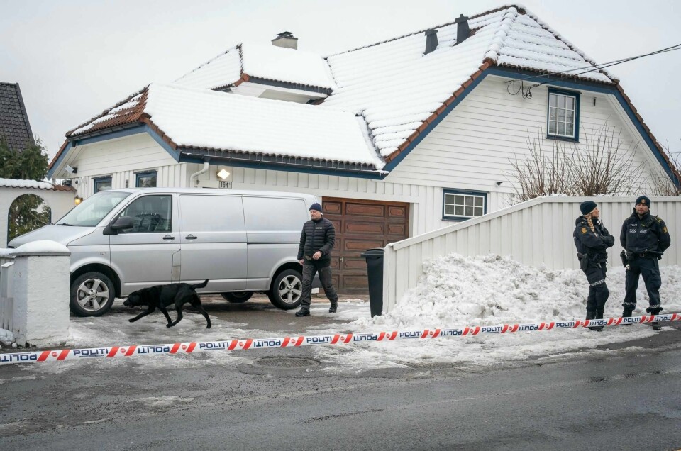 Politiet ransaker og har sperret av boligen til justisminister Tor Mikkel Wara i mars 2019. Waras samboer Laila Anita Bertheussen er siktet for å ha tent på parets bil natt til 10. mars.