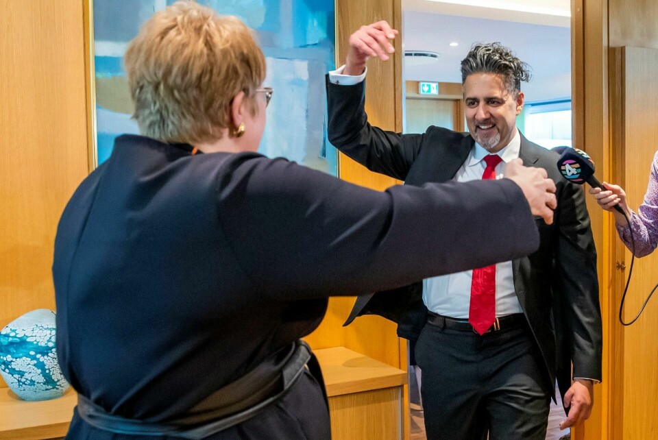 Abid Raja (V) er gift med psykologspesialist og Ph.d.-kandidat Nadia Ansar. På Slottsplassen en spontan dans Abid Raja (V) er gift med psykologspesialist og Ph.d.-kandidat Nadia Ansar. På Slottsplassen en spontan dans