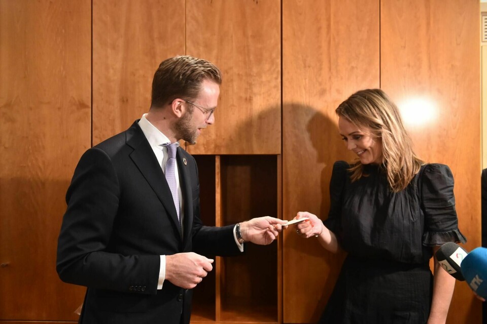 Nøkkeloverrekkelse i Kommunal- og moderniseringsdepartementet mellom Nikolai Astrup og Linda Hofstad Helleland i oslo fredag.