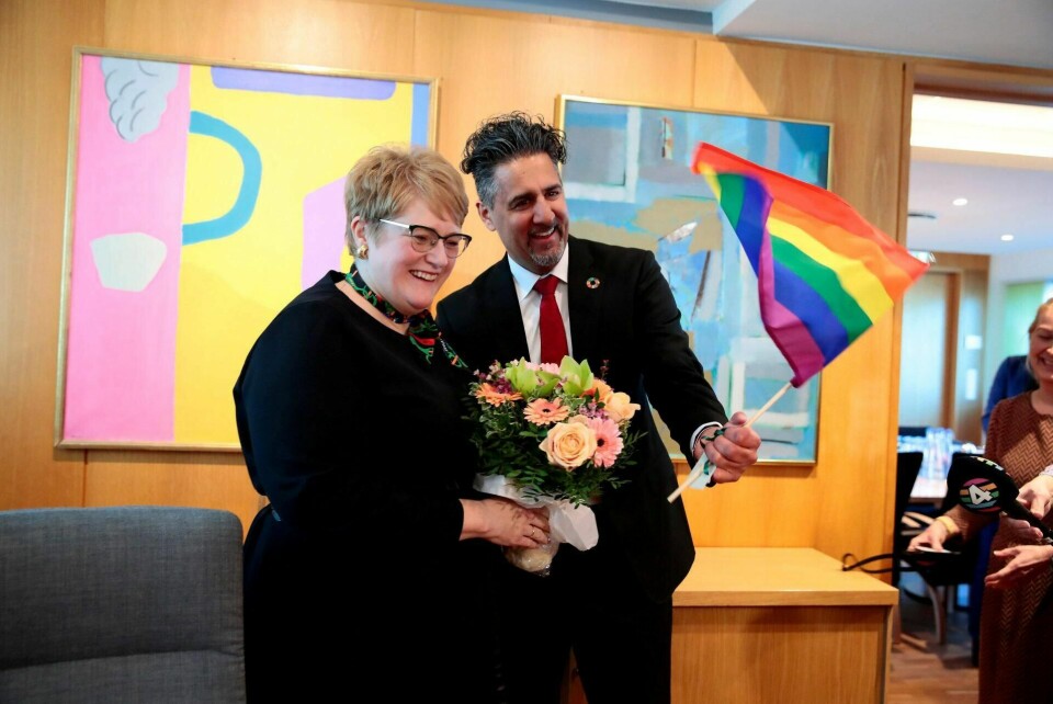 Nøkkeloverrekkelse i Kultur- og likestillingsdepartementet mellom Trine Skei Grande og Abid Raja i Oslo i går. Foto: Håkon Mosvold Larsen/NTB scanpix