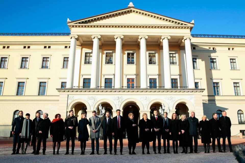 Fra v. kommunalminister Nikolai Astrup (H) , utenriksminister Ine Eriksen Søreide (H), helseminister Bent Høie (H), finansminister Jan Tore Sanner (H) , landbruksminister Olaug Bollestad (KrF), utviklingsminister Dag Inge Ulstein (KrF), næringsminister Iselin Nybø (KrF), forsknings- og høyere utdanningsminister Henrik Asheim (H) , klima- og miljøminister Sveinung Rotevatn (V) , kultur- og likestillingsminister Abid Raja (V), kunnskaps- og integreringsminister Trine Skei Grande (V) , statsminister Erna Solberg (H), barne- og familieminister Kjell Ingolf Ropstad (KrF), samferdselsminister Knut Arild Hareide (KrF), distrikts- og digitaliseringsminister Linda Hofstad Helleland (H) , olje- og energiminister Tina Bru (H), fiskeriminister Geir Inge Sivertsen (H), justisminister Monica Mæland (H), arbeids- og sosialminister Torbjørn Røe Isaksen (H) og forsvarsminister Frank Bakke-Jensen (H) .