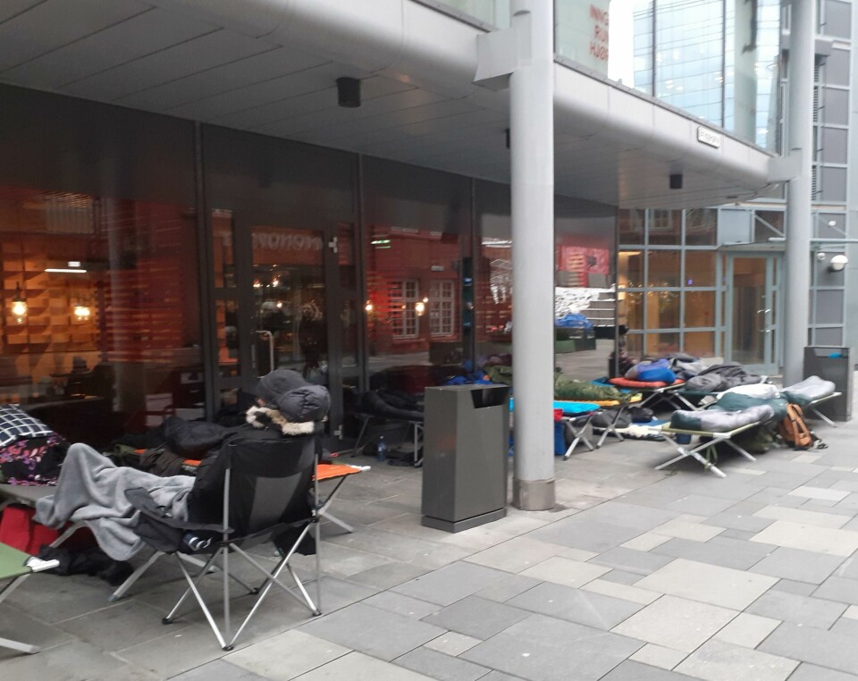 Det er ikke hver dag man folk i feltsenger på Aker brygge, men det må til dersom man ønsker å sikre seg den dyreste vinen. Det er ikke hver dag man folk i feltsenger på Aker brygge, men det må til dersom man ønsker å sikre seg den dyreste vinen.