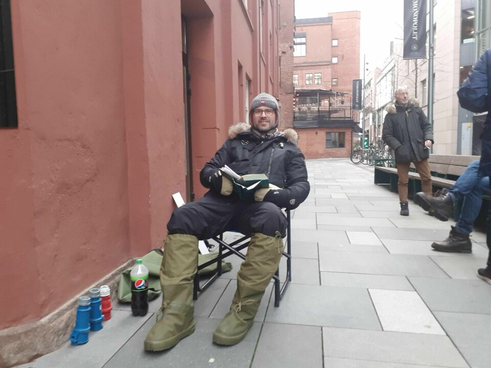 Bjørn Håvard Larsen har kledd seg som en ekte polfarer for å sikre seg i køen foran Vinmonopolet Aker Brygge