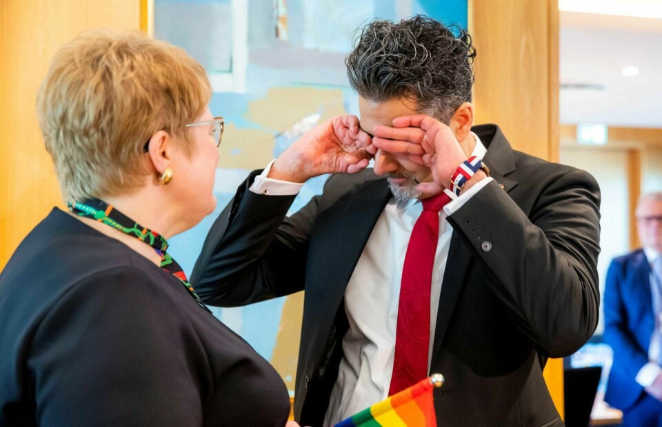En rørt Abid Raja måtte gråte en skvett da han overtok nøkkelen til Kulturdepartementet fra sin egen partileder Trine Skei Grande fredag. Foto: Håkon Mosvold Larsen/NTB scanpix