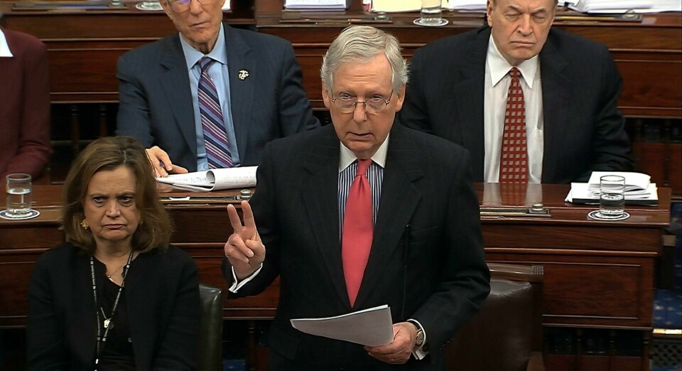 Republikanernes leder i Senatet, Mitch McConnell, forsøker å samle troppene for å stemme ned Demokratenes krav om flere vitner i riksrettssaken.
