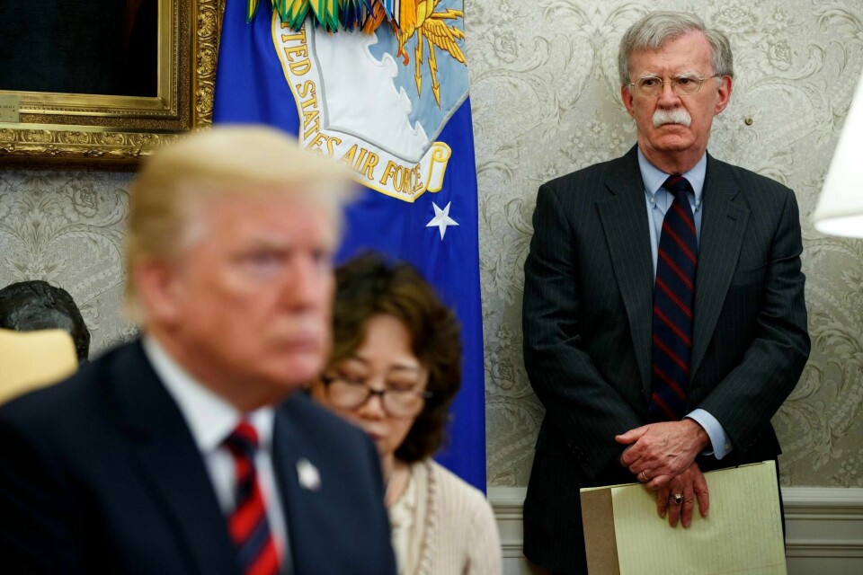 Tidligere nasjonal sikkerhetsrådgiver John Bolton (t.h.) kan bli kalt inn som vitne i riksrettssaken mot president Donald Trump, dersom nok republikanske senatorer går inn for det. Dette bildet er fra 2018.