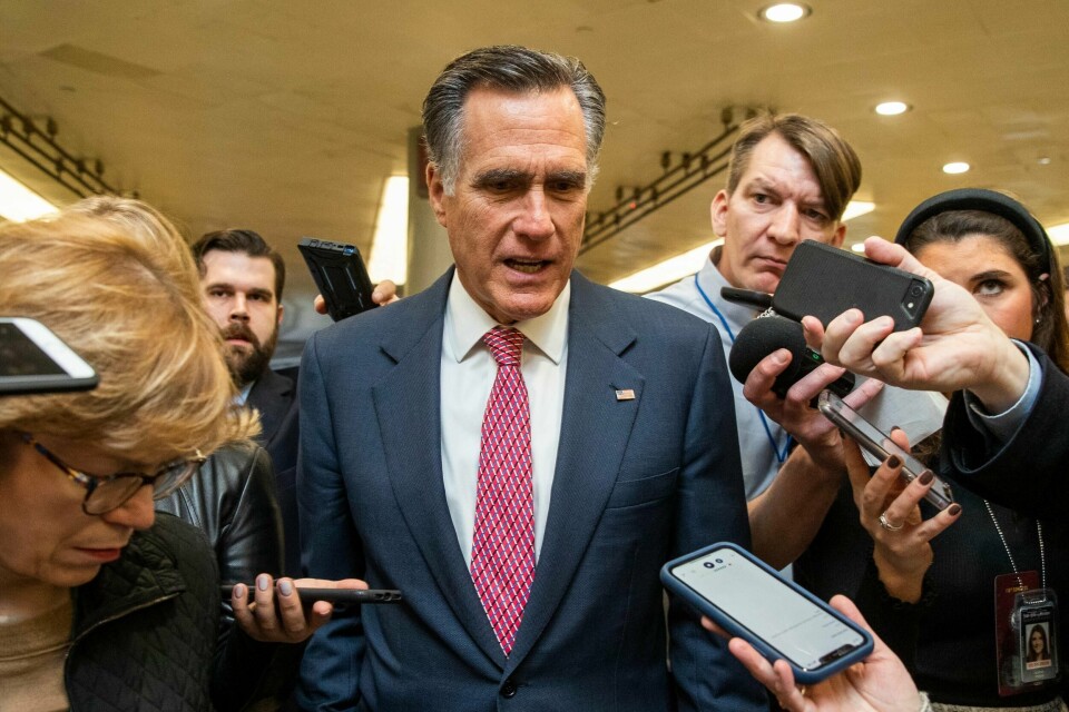 Senator Mitt Romney i Washington mandag. Her omsvermes han av presse i forbindelse med riksrettssaken mot president Donald Trump.