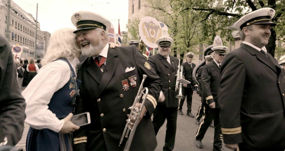 Æresmedlem i Kampen janitsjar, trompetist Roy Waraas får en klem av en bunadskledd beundrer under en av de mange 17.maifeiringene orkesteret har spilt på.