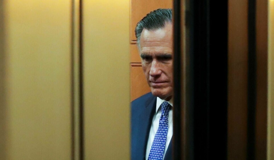 Senator Mitt Romney kommer etter alt og dømme til å stå alene i stormen etter at han stemte imot sin egen president i Senatet under riksrettssaken onsdag.