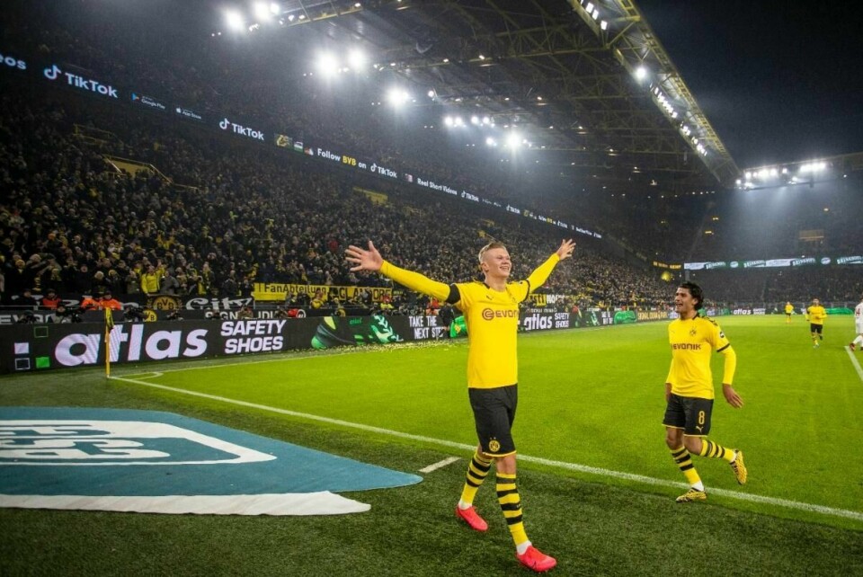 Erling Braut Haaland (tv) jubler foran den gule veggen etter å ha satt inn 5-1 i bundesligakampen i fotball mellom Borussia Dortmund og 1. FC Köln på Signal Iduna Park. Mahmoud Dahoud til høyre. Foto: Svein Ove Ekornesvåg / NTB scanpix