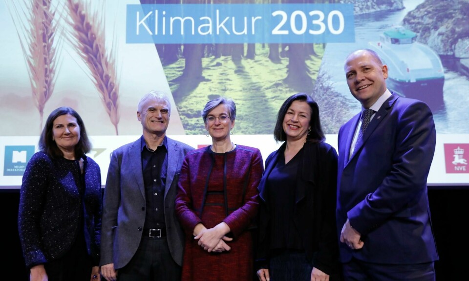Rapporten Klimakur 2030 ble presentert og overrakt klima- og miljøminister Sveinung Rotevatn på Sentralen i Oslo. Fra v.: Veidirektør Ingrid Gahl Hovland, avdelingsdirektør i Landbruksdirektoratet Geir Grønningsæter, miljødirektør Ellen Hambro, avdelingsdirektør i NVE Anna Vera Skriverhaug, avdelingsdirektør i Kystverket Sven Martin Tønnessen. Oslo 20200131. Rapporten Klimakur 2030 blir presentert og overrakt klima- og miljøminister Sveinung Rotevatn på Sentralen i Oslo. Fra v.: Vegdirektør Ingrid Gahl Hovland, Avdelingsdirektør i Landbruksdirektoratet Geir Grønningsæter, miljødirektør Ellen Hambro, avdelingsdirektør i NVE Anna Vera Skriverhaug, avdelingsdirektør i Kystverket Sven Martin Tønnessen.
Klimakur 2030 er en utredning av ulike tiltak og virkemidler som kan gi minst 50 prosent reduksjon i ikke-kvotepliktige utslipp i 2030 sammenlignet med 2005.Foto: Ole Berg-Rusten / NTB scanpix