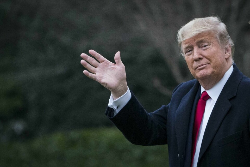 WASHINGTON, DC - JANUARY 31: U.S. President Donald Trump and First Lady Melania Trump walk along the South Lawn to Marine One as they depart from the White House for a weekend trip to Mar-a-Lago on January 31, 2020 in Washington, DC. Senators are expected to debate and then vote on whether to include additional witnesses and documents today in the Senate impeachment trial of President Trump. Sarah Silbiger/Getty Images/AFP== FOR NEWSPAPERS, INTERNET, TELCOS & TELEVISION USE ONLY ==