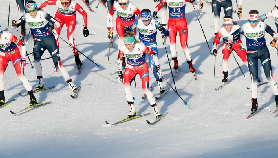 Therese Johaug (i midten) tok kommandoen fra start på lørdagens 15km.